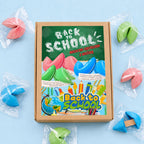 Kolorowe ciasteczka z wróżbą Back to School w transparentnych foliach, w kartoniku z ozdobną etykietą